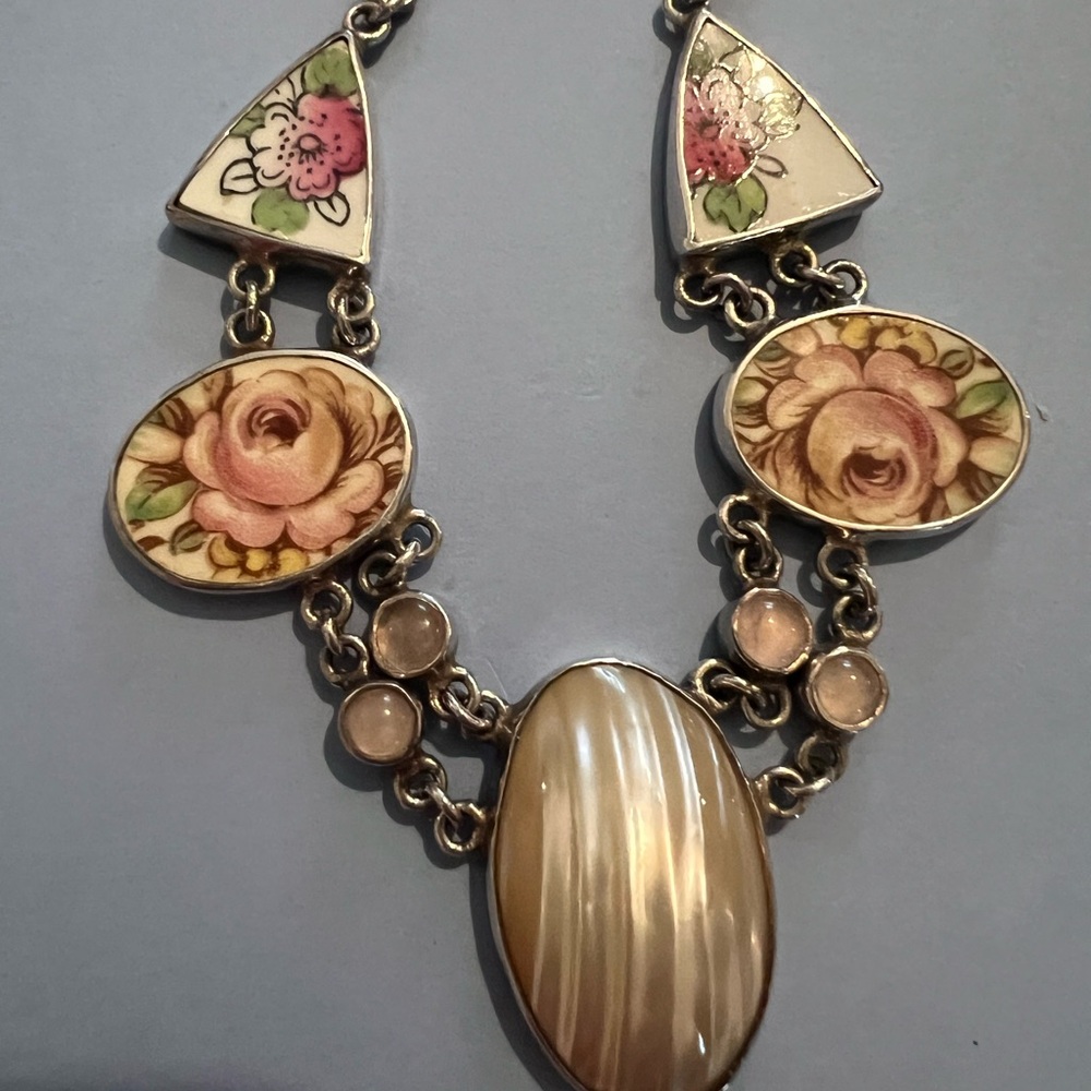 Jessica Lee 925 Vintage Floral Porcelain Necklace With An Iridescent Shell